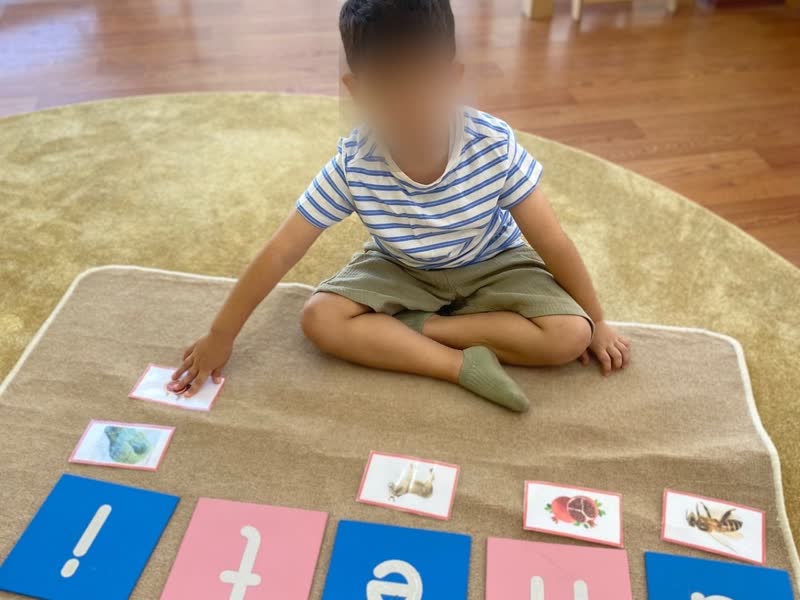 Harf ve resim kartlarıyla çalışma; çocuk yüzü bulanıklaştırılmıştır