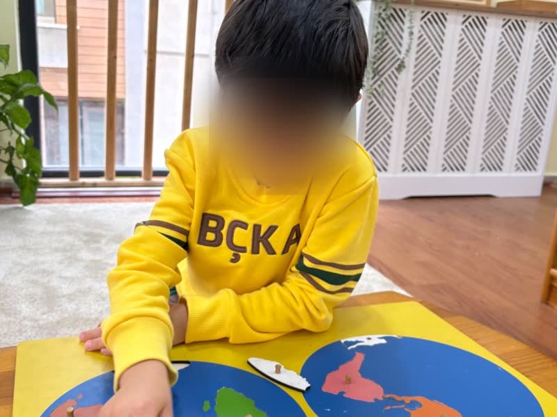 Yapboz harita çalışması; çocuk yüzü bulanıklaştırılmıştır